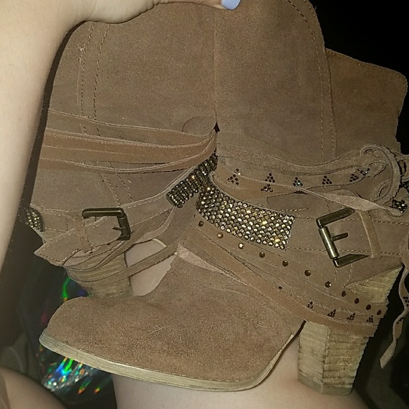 Buckle Shoes - Adorable Brown heeled boots!